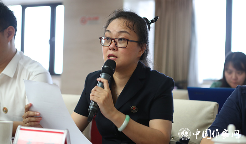 8月11日，公證處公證員在終評(píng)會(huì)上宣讀公證書(shū)