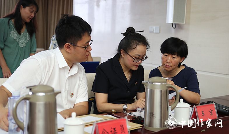 8月11日，公證處公證人員檢查選票統(tǒng)計(jì)情況