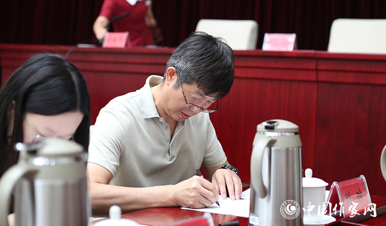 8月11日，紀(jì)監(jiān)組人員審核選票統(tǒng)計(jì)情況