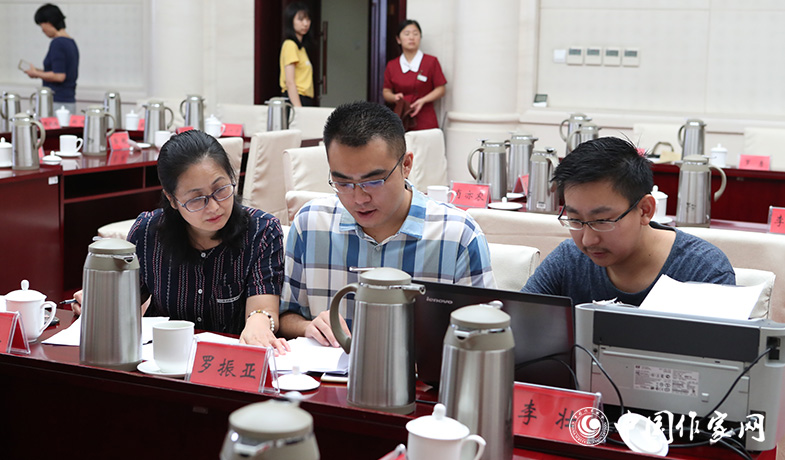 8月11日，聯(lián)絡(luò)員統(tǒng)計(jì)選票，紀(jì)監(jiān)組人員監(jiān)督工作