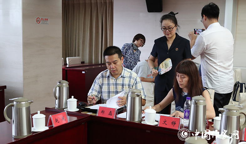 8月11日，聯(lián)絡(luò)員統(tǒng)計(jì)選票，公證處人員監(jiān)督工作