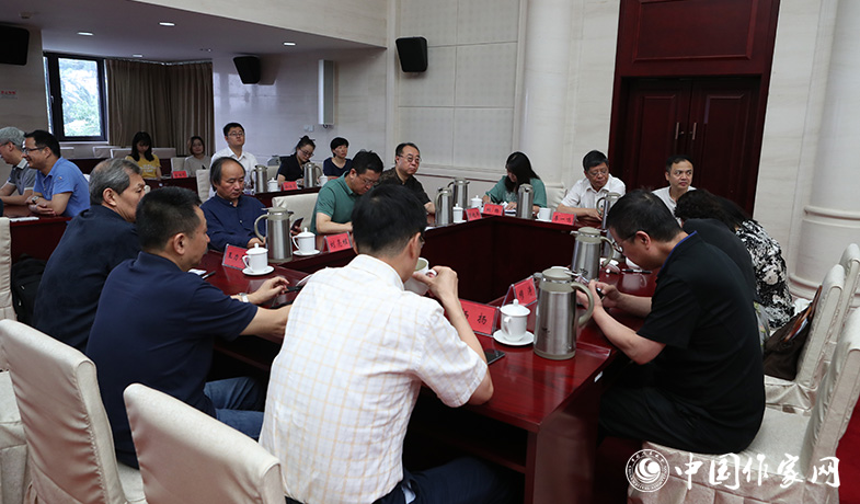 8月11日，第七屆魯迅文學(xué)獎(jiǎng)終評(píng)會(huì)投票現(xiàn)場(chǎng)