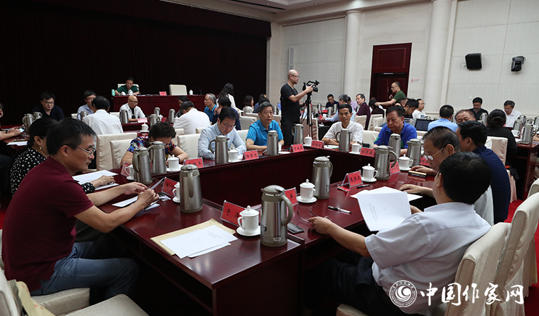 8月11日，評(píng)委們?cè)诮K評(píng)會(huì)上填寫(xiě)選票