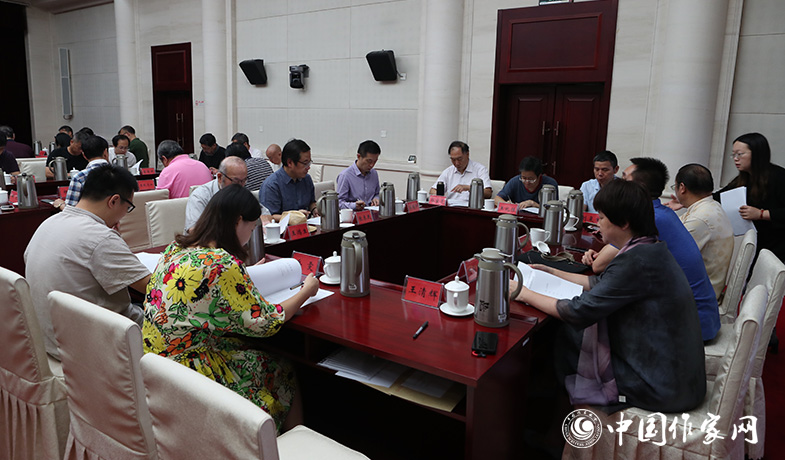 8月11日，評(píng)委們?cè)诮K評(píng)會(huì)上填寫(xiě)選票