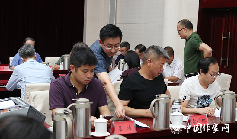 8月11日，聯(lián)絡(luò)員在向評(píng)委會(huì)收發(fā)選票