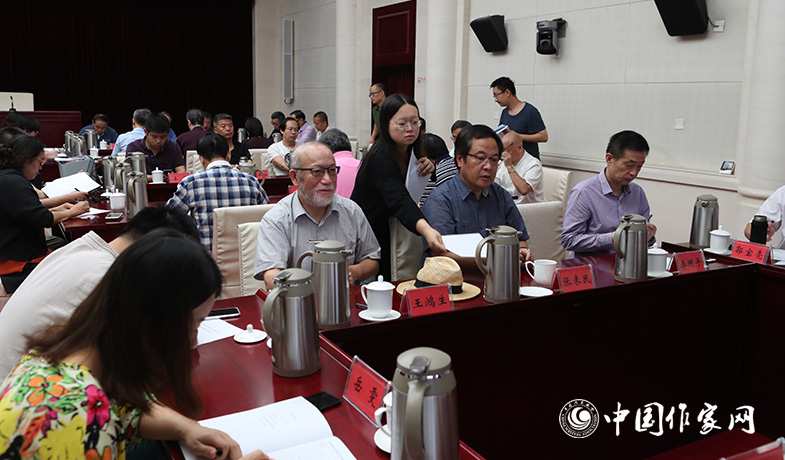 8月11日，聯(lián)絡(luò)員在向評(píng)委會(huì)收發(fā)選票