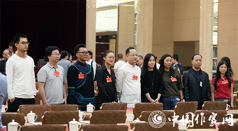 開幕式結(jié)束后，代表們合影留念