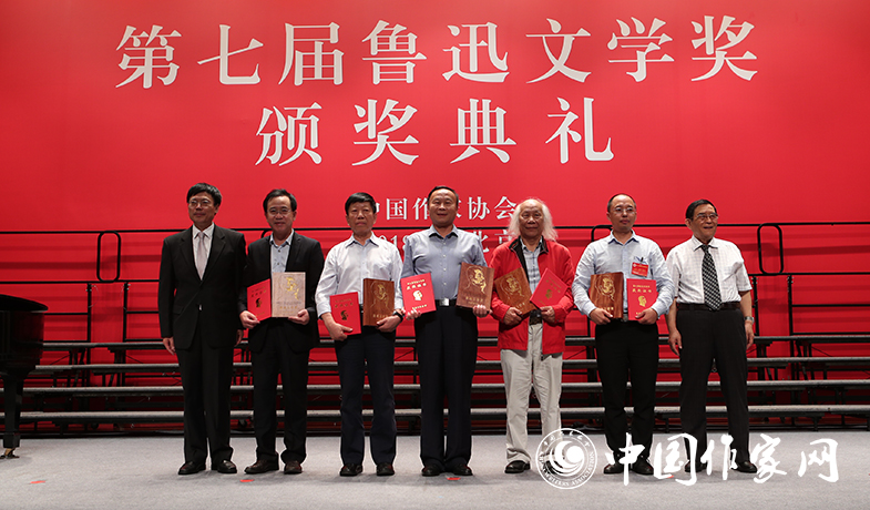 翟泰豐、湯恒為報(bào)告文學(xué)獎(jiǎng)獲獎(jiǎng)作家頒獎(jiǎng)