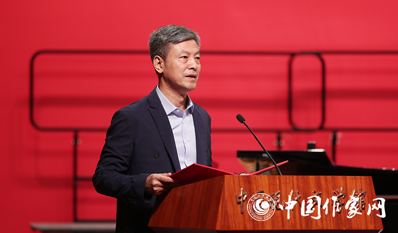 評(píng)委梁鴻鷹宣讀短篇小說(shuō)獎(jiǎng)授獎(jiǎng)辭