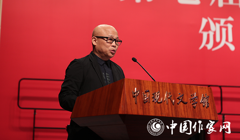 評(píng)委張檸宣讀中篇小說(shuō)獎(jiǎng)授獎(jiǎng)辭