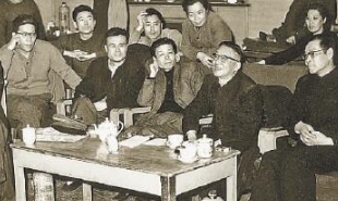 1963年4月2日，老舍（前排右二）觀看《茶館》排練后與演職人員交談