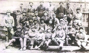 1946年4月，牡丹江軍區(qū)剿匪小分隊(duì)的部分官兵合影，《林海雪原》原型
