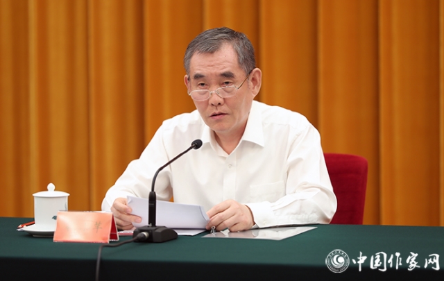 中國作協(xié)黨組書記、副主席錢小芊在會上發(fā)言