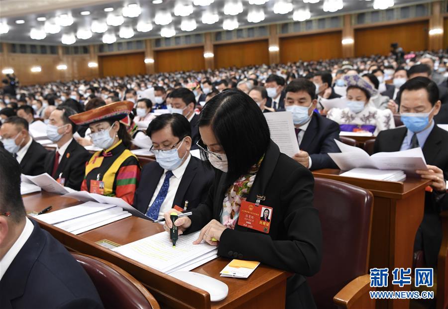 5月22日，第十三屆全國人民代表大會(huì)第三次會(huì)議在北京人民大會(huì)堂開幕。這是代表們在認(rèn)真聽會(huì)。