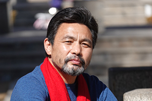 翻譯獎(jiǎng)：藏文譯漢文作者：龍仁青（漢族）         獲獎(jiǎng)感言　　在我看來，翻譯的意義，就是讓優(yōu)秀的文字抵達(dá)更遠(yuǎn)的遠(yuǎn)方。在我的想象里，母語原創(chuàng)的作品就好似是一匹駿馬，當(dāng)它一路馳騁，越過草原和山嶺，逐漸抵達(dá)大海岸邊的時(shí)候，它也就抵達(dá)了它要抵達(dá)的最遠(yuǎn)的地方，所以，我們還要借助渡船去抵達(dá)更遠(yuǎn)的地方……