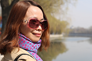 散文獎(jiǎng)：《陪審員手記》作者：朝顏(畬族)         獲獎(jiǎng)感言　　十年的光陰，從無意識(shí)的寫作進(jìn)入自覺的寫作，閱讀、生活、探尋、思考，幾乎每一天都是累積和做功課的一部分。如果說最初的創(chuàng)作更多來源于表達(dá)的沖動(dòng)，那么最近幾年，則應(yīng)該歸結(jié)于向內(nèi)深刻思慮之后，向外尋求用文字與人世搭建一座橋梁……