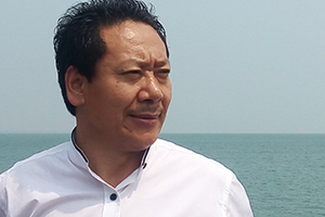 詩歌獎(jiǎng)：《桑多鎮(zhèn)》作者：扎西才讓(藏族)         獲獎(jiǎng)感言　　在有限的文字里，我試圖寫出桑多人在歷史長(zhǎng)河中或隱或顯的倔強(qiáng)身影，捕捉他們?cè)谏鐣?huì)變革進(jìn)程中在觀念、精神、意志等方面的變化，呈現(xiàn)他們?cè)趪一菝裾叩恼找峦ㄟ^自身努力改善生活狀況的事實(shí)。當(dāng)然，我也寫到他們身披信仰之光處變不驚的生存常態(tài)，根深蒂固的舊觀念舊思維，人性中永不消逝的善與惡的多種因子……