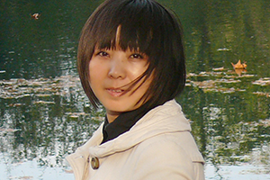 報(bào)告文學(xué)獎(jiǎng)：《海雀，海雀》作者：王華（仡佬族）         獲獎(jiǎng)感言　　海雀被一大片森林摟著，房舍間，還有各家根據(jù)自己的喜歡種的各種果樹、花樹。幾輪的房改工程，已經(jīng)將這里的民房統(tǒng)一了風(fēng)格，道路也全部硬化了，半坡還有一個(gè)小廣場(chǎng)，村里有了拿工資的清潔工——海雀很美。以至于，我都不太相信曾經(jīng)的海雀真是資料上介紹的那個(gè)樣子——一個(gè)“苦甲天下”、不適合人居的地方……