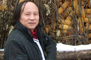 報(bào)告文學(xué)獎(jiǎng)：《羅布泊新歌》作者：劉國強(qiáng)（滿族）         獲獎(jiǎng)感言　　我對(duì)“下沉”這個(gè)詞匯充滿感情。下沉的力度和深度，決定回彈的高度。下沉進(jìn)生活里，總會(huì)找到一眼旺泉。有人說，只要生活著，隨處都是生活。我不敢茍同，因?yàn)榇恕吧睢焙捅恕吧睢笔遣灰粯拥?。我們生活的時(shí)代，趕上百年未有之大變局，原態(tài)生活往往比我們想象的還要刺激、精彩……