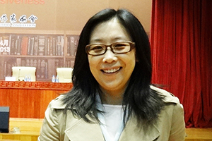 中短篇小說獎(jiǎng)：《白熊》作者：蘇蘭朵（滿族）         獲獎(jiǎng)感言　　寫小說有很多條路可以走，時(shí)至今日，我也不清楚自己是否走在那條對(duì)的路上。這里的“對(duì)”與是否通向成功無關(guān)，只與是否適合于我有關(guān)。那部帶著我的體溫與氣息、展現(xiàn)著只屬于我的審美和價(jià)值觀的小說，始終沒能出現(xiàn)。我像個(gè)挖著寶藏的盲人，不停地在尋找著入口，每一次挖掘都認(rèn)真而用力……