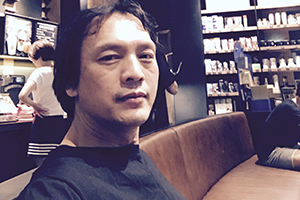 中短篇小說獎(jiǎng)：《人間消息》作者：李約熱（壯族）         獲獎(jiǎng)感言　　自2003年以“李約熱”為筆名發(fā)表作品以來，已經(jīng)過去17個(gè)年頭。17年來，在祖國南疆、美麗神奇的八桂大地上，有很多動(dòng)人的故事吸引著我。我寫作的靈感，來自我曾經(jīng)生活、工作過的鄉(xiāng)村，生活在那里的人們，他們的生存狀態(tài)、他們的喜怒哀樂、他們的所思所想、他們對(duì)美好生活的追求，給我提供了豐富的寫作素材……