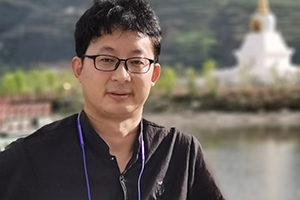 中短篇小說獎(jiǎng)：《睡覺的水》（藏文）作者：拉先加（藏族）         獲獎(jiǎng)感言　　雖然隔著千山萬水，但總是割不斷我對(duì)那一方生我養(yǎng)我的故土的眷戀與思念，惟有用母語寫作，才能在夢(mèng)中在心中可以無限接近那些被時(shí)空隔開的人和事，才能感覺到自己逐漸變得完整和充實(shí)。所以我盡管生活在北京，但依然堅(jiān)持用母語寫作，嘗試對(duì)這一古老的語言賦予一些新的活力……