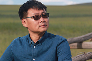 中短篇小說獎(jiǎng)：《騎馬周游世界》作者：海勒根那（蒙古族）         獲獎(jiǎng)感言　　在我看來，短篇小說就像一條條布滿霧氣的纖細(xì)支流，讀者自己會(huì)撥開層層云霧，見到它們蜿蜒爬行的樣子。而前方它們即將一泄而入的那條大河，會(huì)帶給你忽然的寬廣與源遠(yuǎn)流長(zhǎng)。所以我愿意用溪水般純凈的語言和九曲回腸的意境，努力涌向?qū)掗煹暮恿?，直到接近?mèng)中的大海。那是文學(xué)的大海，春暖花開的大海……