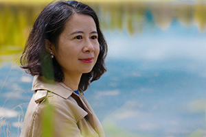 詩歌獎(jiǎng)：《無數(shù)燈火選中的夜》作者：馮娜(白族)         獲獎(jiǎng)感言　　對(duì)于個(gè)人而言，寫作更多時(shí)候是對(duì)自我的教育；它包含著對(duì)自己認(rèn)知方式的塑造、對(duì)自我天賦和創(chuàng)造力的挖掘、對(duì)自身盲從和偏見的糾正，以及對(duì)自我完成的一種要求?！稛o數(shù)燈火選中的夜》一書就是階段性地呈現(xiàn)了我——一個(gè)少數(shù)民族的后裔，在邊地與城市、少數(shù)與多數(shù)、辨認(rèn)和懷疑之間，在如何鍛造自己的心靈風(fēng)貌……