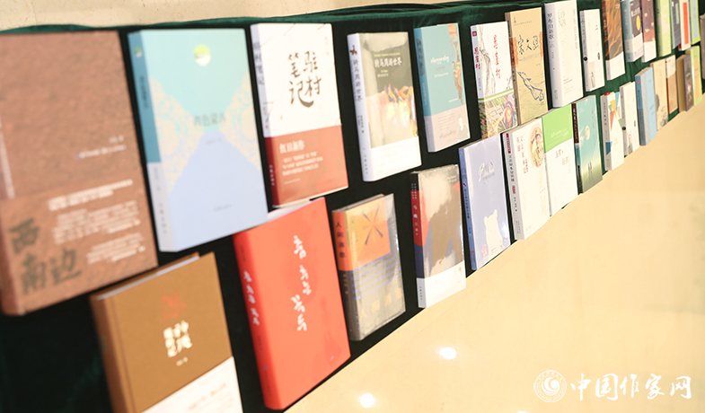 9月25日，第十二屆駿馬獎(jiǎng)?lì)C獎(jiǎng)現(xiàn)場(chǎng)陳列的獲獎(jiǎng)作品