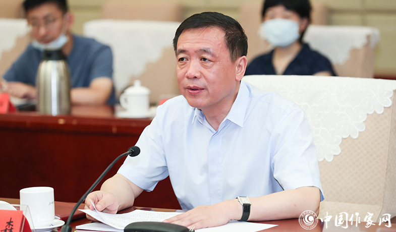 中國作協(xié)黨組書記、副主席張宏森出席會議并講話