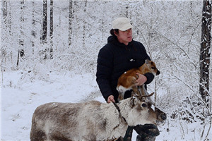 小說：獲獎作品《馴鹿六季》作者：格日勒其木格·黑鶴         獲獎感言　　人們向往荒野，努力回歸自然。這種向往并非僅僅是因為荒野地域上的遼闊，那些進入荒野的人驚訝地發(fā)現(xiàn)，其實人類的一部分一直生活在荒野中，并未進入城市。外來的人們第一次意識到世界上竟然存在這樣一種生活方式，人類可以在不改變自然環(huán)境的前提下與周圍的環(huán)境和其他的生命和諧共處。