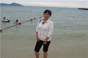 小說：獲獎作品《上學謠》作者：胡永紅         獲獎感言　　《上學謠》是我的第二部作品，故事來源于真實的新聞事件，水仙阿嬤的原型是懷集下帥壯族自治鄉(xiāng)廖月明婆婆、火龍的原型是廖婆婆的孫子蒙偉。小說講述了壯鄉(xiāng)少年火龍幼年失去雙親，與奶奶水仙阿嬤相依為命，艱難求生，幸而獲政府資助得以完成學業(yè)，并最終反哺故鄉(xiāng)的故事。