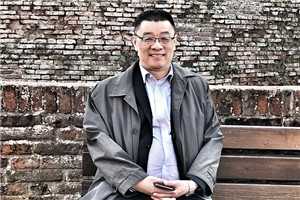 小說：獲獎作品《有鴿子的夏天》作者：劉海棲          獲獎感言　　我見證和經(jīng)歷了整個新時期中國童書和兒童文學的發(fā)展，經(jīng)過幾代人不懈的努力，一步步走到今天，我由衷地為兒童文學的繁榮而振奮，為親身參與其中而自豪。這是一個美妙的行程，前輩和同輩作家的光芒在前面引導著我，年輕作家像風一樣在后面驅(qū)動著我，編輯的目光又溫暖和呵護著我。