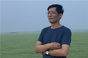 小說：獲獎作品《陳土豆的紅燈籠》作者：謝華良          獲獎感言　　我的文學創(chuàng)作，一直沒有離開家鄉(xiāng)，沒有離開家鄉(xiāng)那片土地。多年以來，我始終想寫一個鄉(xiāng)村好男孩，他的模樣、性格和身世都與土豆相像。這個男孩與我的童年有關(guān)，與家鄉(xiāng)那片土地上的世道人心有關(guān)，與當下少年兒童的成長有關(guān)……當我把“土豆”這個名字送給他，他馬上還我一個“偷著樂”的表情。