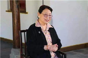 小說：獲獎作品《耗子大爺起晚了》作者：葉廣芩         獲獎感言　　在走了不少路，吃了不少飯，寫了大半輩子“風也蕭蕭，雨也瀟瀟”一類的滄桑文字之后，我的筆端竟然停留在“上燈臺偷油吃”的小耗子身上，回到了兒時居住過的頤和園，跟小孩子們有了一場親切對話。這實在是出乎預料的事情，細想?yún)s也在預料之中：人生就好比一個圓，轉(zhuǎn)哪轉(zhuǎn)的，轉(zhuǎn)著轉(zhuǎn)著首和尾兩頭就連上了，太自然不過。