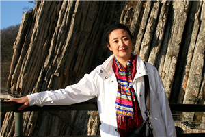 詩歌：獲獎作品《我和毛毛》作者：藍藍         獲獎感言　　時間是人類的悲傷之源，復活逝去的時間，大概是所有人的夢想。在一個年過半百之人身上，復活一個曾經(jīng)的孩子，那樣的時刻，就是寫童詩和童話的時刻。我深深知道，復原童年記憶并非是回到時間的河流之中，沒有人能做到這樣的事情——而是用灼熱的心解凍那些被遺忘冰封的瞬間，將它們變成一個個節(jié)日，變成讓時間消失的存在，沒有過去和未來，只有無限的此刻與現(xiàn)在。