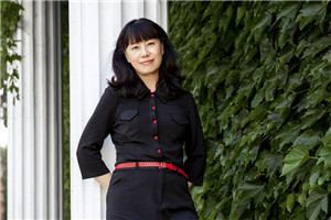 童話：獲獎作品《慢小孩》作者：遲慧         獲獎感言　　我的童話創(chuàng)作是兒子鐵蛋開啟的，第一部童話作品是我們親子互動的結(jié)果。我在完全不知情、毫無準備的情形下走上了兒童文學創(chuàng)作的道路。童話闖進了我的生活，它讓我看到了不一樣的人生風景，我像個好奇的孩子，打量著新風景。有時候會有這樣的感覺：這些作品不是由我創(chuàng)作，而是在途中等待與我相遇，我就是這樣與慢小孩相遇的。我們的相遇并非偶然，因為我就是曾經(jīng)的慢小孩。