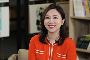 童話：獲獎作品《永遠玩具店》作者：葛競         獲獎感言　　小時候，我是個愛讀童話的孩子。家里書柜中裝的都是童話書，日記本上寫了很多自己想象出來的小童話。童話的幻想最自由任性，最變化無窮，它可以潛入深海，可以飛上天空，也可以從每個人的心靈里生長出來。童話讓你和兒時的自己對話；讓想象的香氣彌漫開來，給現(xiàn)實打開一道透氣的窗；讓你在奇幻世界里發(fā)現(xiàn)另一個自己，也許那才是最真實的你。