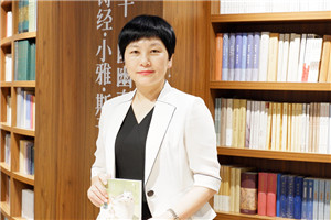 童話：獲獎作品《南村傳奇》作者：湯素蘭         獲獎感言　　這部作品由四個看似獨立，實則緊密相聯(lián)的故事組成。這四個故事分別是“舍身石”“少年與蟒蛇”“狐貍女婿”“丁婆婆”。這些故事是逐漸來到我的腦子里的。一些微小的種子，在多年前無意之間種下，多年以后，變成了靈感的火花。我想這就是寫作的迷人之處，也是寫作的神奇之處。