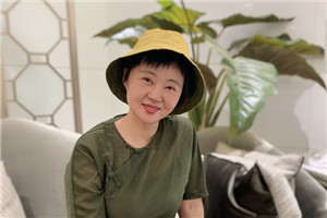 童話：獲獎作品《小翅膀》作者：周曉楓         獲獎感言　　此前我只寫散文，直到創(chuàng)作自己的第一個童話《小翅膀》——我偶然而意外地，從散文寫作者瞬間變成了兒童文學作家。這個過程，迅速得連我自己都覺得陌生和詫異。更讓我驚喜的是《小翅膀》受到的鼓勵，謝謝那些支持我的讀者們。