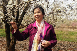 散文：獲獎作品《好想長成一棵樹》作者：湘女         獲獎感言　　我在湖南湘江邊出生，在云南紅河邊長大。我生活的這個地方位于云南南部哀牢山區(qū)，全名叫“紅河哈尼族彝族自治州”。在我的成長歷程中，所有對于生命、生活及至對于人生的啟迪，都源自這片自然純粹、萬物有靈的土地。我在這里聆聽花開花落，在這里遙看日出日落；我在哀牢山間穿行，認識著無邊無際的樹……