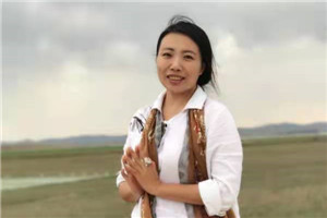 幼兒文學：獲獎作品《小小小世界》作者：黃宇         獲獎感言　　《小小小世界》就是我家小屁孩的世界，也是無數(shù)小屁孩的世界。有趣事、煩惱事、奇妙事……這些零散瑣碎、天然童真的小事件，表面看是孩子無心之舉，卻在與大人世界的碰撞中綻放出“天使心”。我慢慢地“撿拾”，努力原汁原味地呈現(xiàn)孩子生活中本來的模樣，力求準確地表現(xiàn)這種鮮活的生命，從孩子的視角還原一個小小的世界，還原孩子真實的童年。