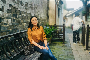 青年作者短篇佳作獎：獲獎作品《坐在石階上嘆氣的怪小孩》作者：徐瑾         獲獎感言　　我小時候很容易覺得委屈，上一刻還在快樂地追雞抓魚，下一刻又托著下巴唉聲嘆氣起來，被外人瞧見，多少覺得我有點“怪”，好事者還會指導一番，“你個小丫頭老嘆什么氣？小孩子要活潑點?！泵康竭@時候，我心里那些哼哼唧唧小人們，立刻會叉腰哇哇大合唱，“憑什么小孩子就不能有嘆氣，憑什么！”