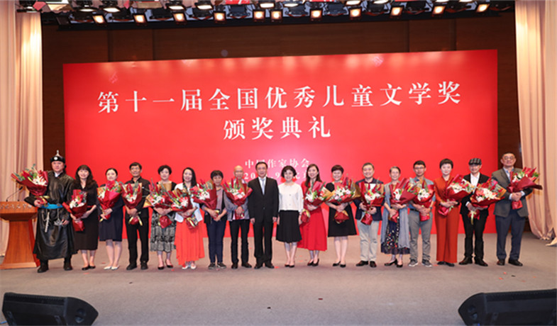 鐵凝、張宏森與獲獎作家合影