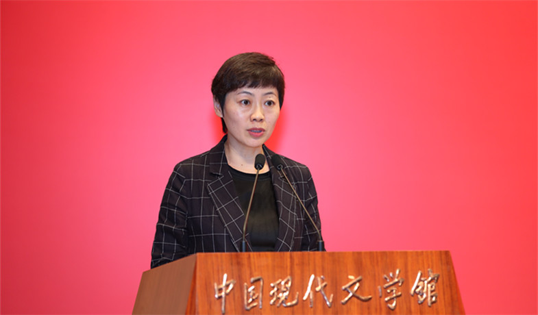 評委崔昕平宣讀獲獎詩歌、幼兒文學作品授獎辭