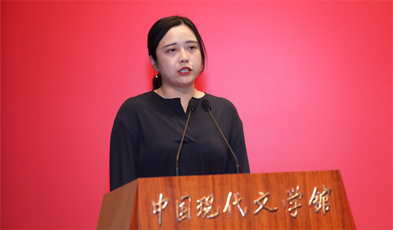 徐瑾代表散文、科幻文學、青年作者短篇佳作獎獲獎者致答辭