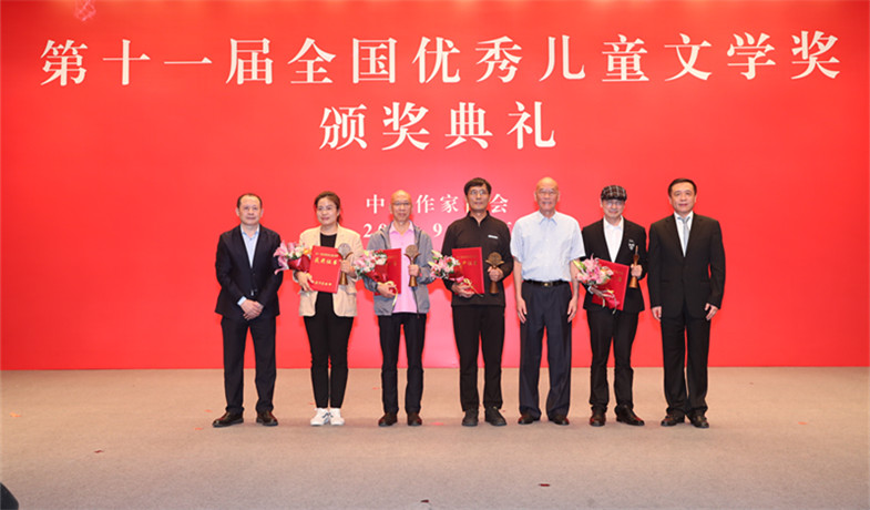 張宏森、海飛、朱自強為小說獲獎作家頒獎