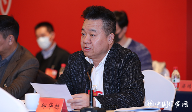 12月12日，中國(guó)作家協(xié)會(huì)第九屆全國(guó)委員會(huì)第六次全體會(huì)議在京舉行，中國(guó)作協(xié)書(shū)記處書(shū)記邱華棟宣讀會(huì)議文件