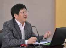 賀仲明：建構(gòu)以民間為中心的生命觀　　胡學文創(chuàng)造性地選取“傘狀結(jié)構(gòu)”，展開宋莊長達百余年的歷史畫卷。[詳細]