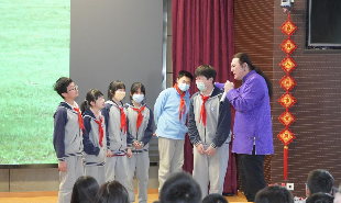 作家黑鶴在上?；羯綄W(xué)校授課